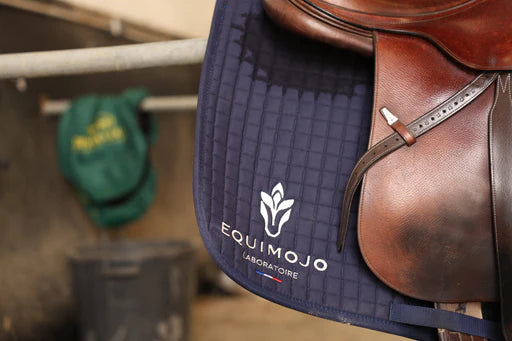 Foin, granulés ou céréales pour cheval